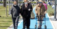 Sokağa çıkma kısıtlaması olan 65 yaş üstüne izin iki güne çıkarılıyor