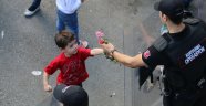 Suriyeli çocuklar polislere çiçek verdi