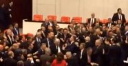 TBMM'de İdlib oturumunda yumruklu kavga! AK Parti ve CHP'li vekiller birbirine girdi