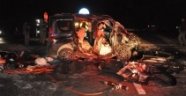 Ticari araç kamyona çarptı: 3 ölü, 3 yaralı