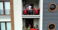 Türkiye, 19 Mayıs'ı camlarda ve balkonlarda İstiklal Marşı okuyarak kutladı
