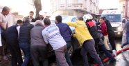 Vatandaşlar ve polis ambulansın geçebilmesi için otomobili elleriyle kaldırdı