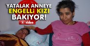 Yatalak anneye engelli kızı bakıyor