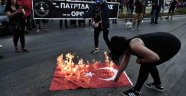 Yunanistan'da Türk bayrağının yakılmasına çok sert tepki: O eller kırılır