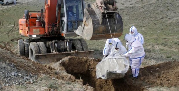 Tarihe geçen kare! Koronavirüs hastasını dağ başına gömdüler, etrafında hiçbir canlı yok