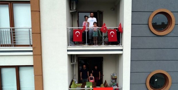 Türkiye, 19 Mayıs'ı camlarda ve balkonlarda İstiklal Marşı okuyarak kutladı