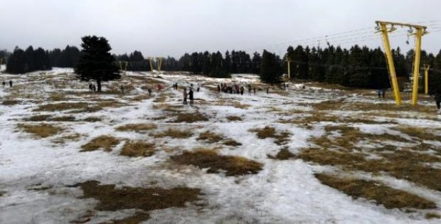 Uludağ'da kar eriyince tatilciler hayal kırıklığına uğradı
