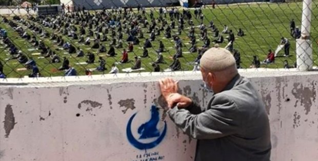 Yaş sınırına takıldığı için cemaatle namaz kılamayan amcanın yürek burkan görüntüsü